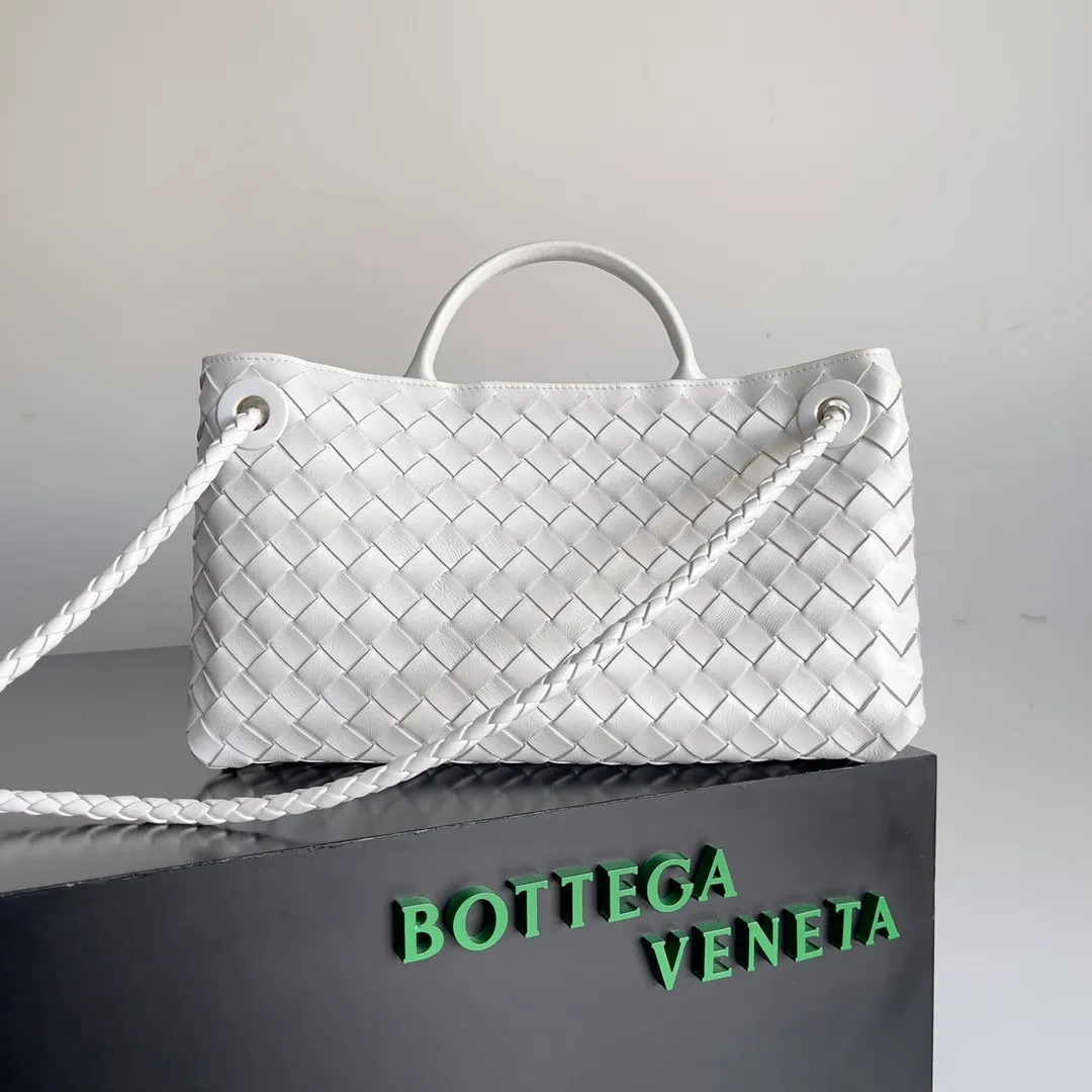 BV 1960 BV Lin Xinru, Ken Dou, Zhou Yutong, Zhu Zhu and other similar models, Andiamo Italian Let'go's new horizontal version design is more refined and elegant. The horizontal version presents a light and fashionable feeling that is more suitable for the body shape of Asian girls. The actual upper body is really awesome! Practicality and elegance coexist! 🉑️Carry it by hand, shoulder or crossbody, the law of true fragrance🥳 Style number: 754990 Size: 29*10*18